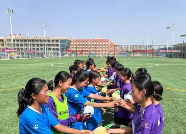 女孩, 少女们跑得, 来自新疆的