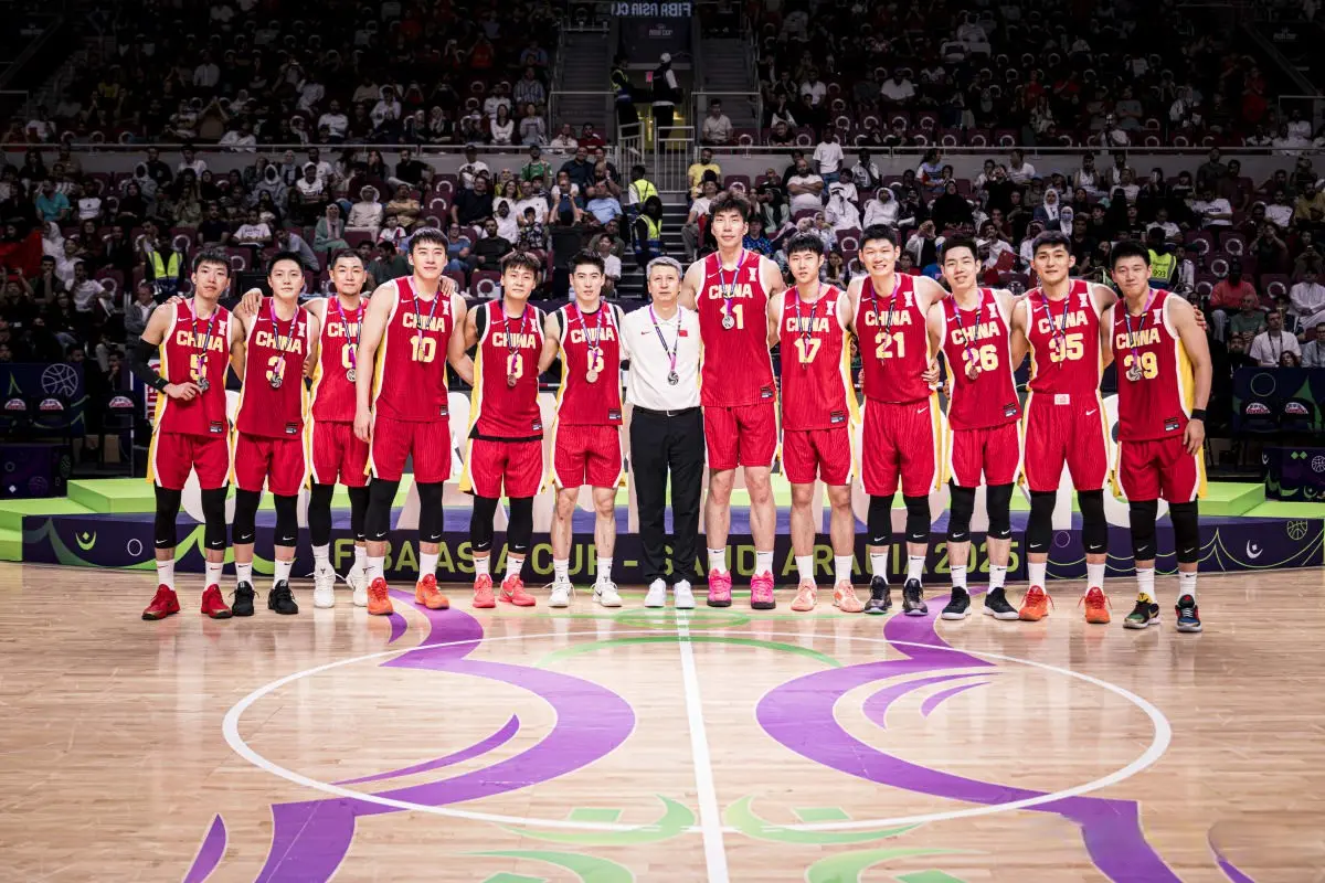 界球迷很不, 夹带私货